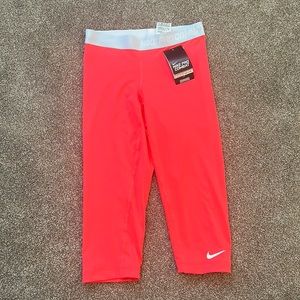 NWT Nike Pro Combat Capri Tights Medium